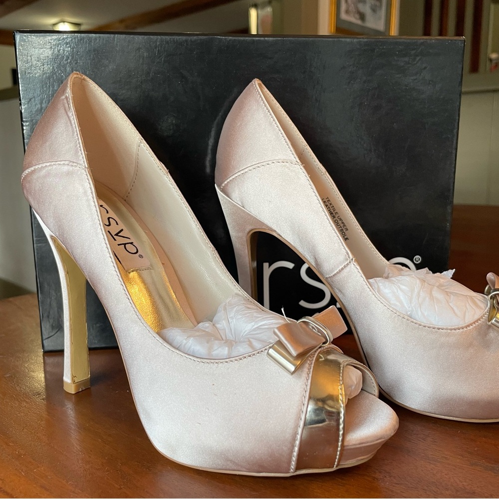 RSVP’s Bellen Latte/Light Gold Heels Satin Finish Size 5M NEW IN Box - Picture 6 of 7